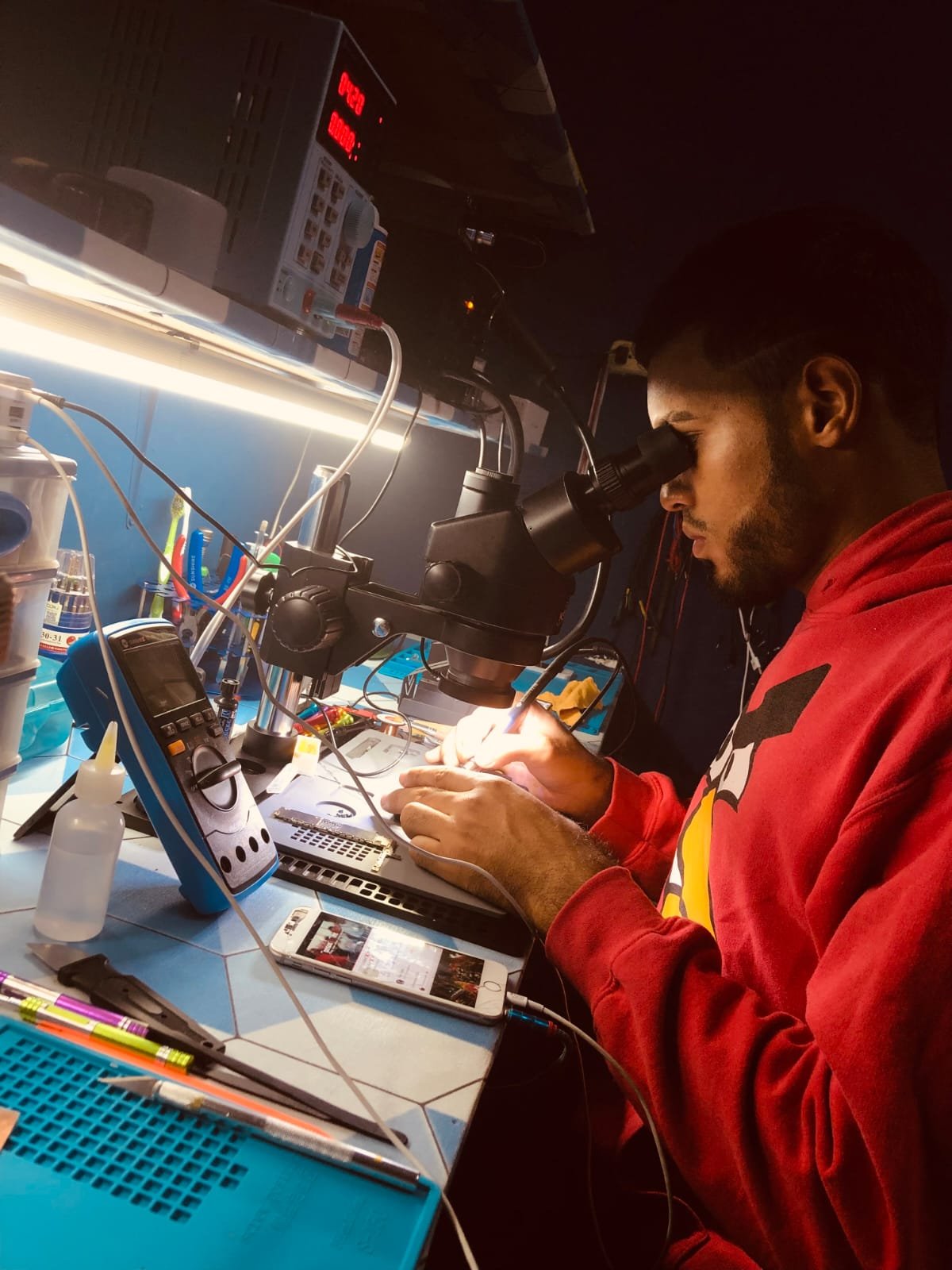 Técnico trabajando bajo microscopio